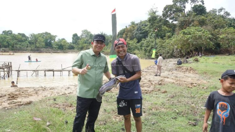 Bupati Muaro Jambi BBS Buka Kegiatan Tradisi Bekarang di Danau Gatal Lubuk Larangan