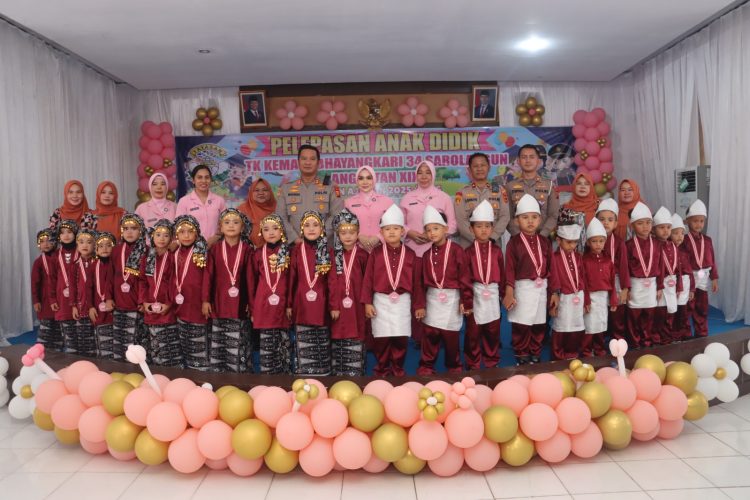 Pelepasan Anak Didik TK Kemala Bhayangkari 34 Sarolangun Angkatan XIX Tahun Pelajaran 2025/2026 Dihadiri Langsung Kapolres Sarolangun AKBP Wendi Oktariansyah 