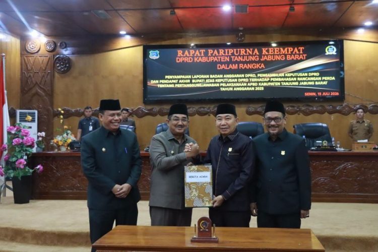 Bupati dan Wakil Bupati Tanjab Barat Hadiri Rapat Paripurna Dengan Agenda Ranperda Pertanggungjawaban APBD 2025 Disetujui Bersama