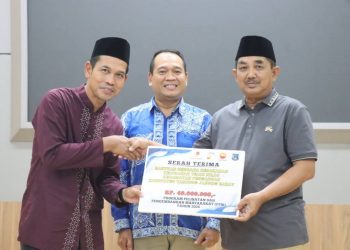 Bupati Tanjab Barat Serahkan Bantuan PetroChina untuk Korban Kebakaran Teluk Nilau