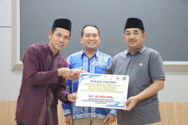 Bupati Tanjab Barat Serahkan Bantuan PetroChina untuk Korban Kebakaran Teluk Nilau