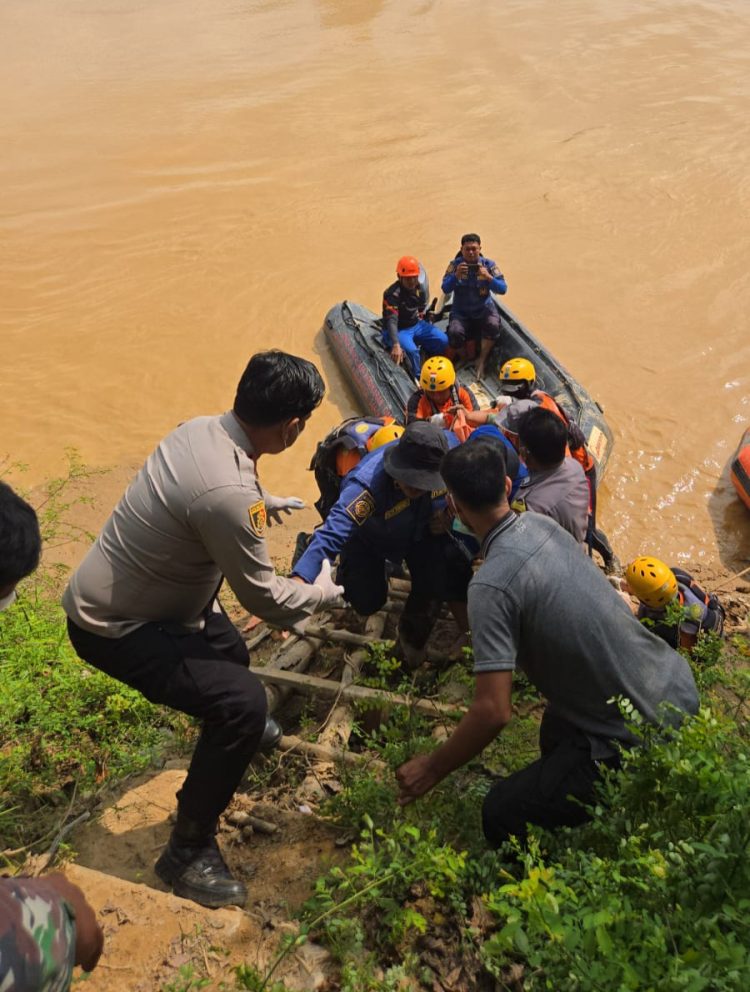 ‎Polsek Pauh Hadir Saat Evakuasi Korban Tenggelam di Sungai Batang Tembesi