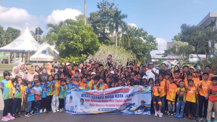 Wali Kota Maulana Lepas 97 Atlet Muda Sepatu Roda Mengikuti Kejuaraan Nasional di Pariaman
