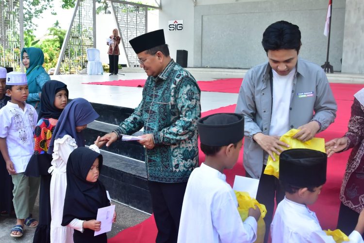 Maulana – Diza Serahkan Santunan Kepada Anak Yatim dan Berikan Bantuan Ratusan Paket Sembako Bagi Kaum Dhuafa