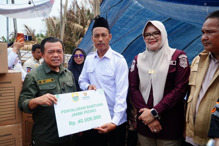 Gubernur Al Haris Datangi Korban Kebakaran di Lagan Tengah Tanjabtim, Bantu Biaya Pembangunan Rumah Warga