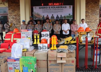 PT SAL dan Polres Sarolangun Perkuat Sinergi Kesiapsiagaan Karhutla   Sarolangun,Bacajambi.id  Dalam upaya meningkatkan kesiapsiagaan menghadapi potensi kebakaran hutan dan lahan (karhutla), PT Sari Aditya Loka 1 (PT SAL) bersama Polres Sarolangun menggelar kegiatan sinergi dan kolaborasi pencegahan serta penanggulangan karhutla.   Kegiatan tersebut berlangsung pada Selasa (8/9/2026) sekitar pukul 11.40 WIB di Mapolres Sarolangun dan berjalan aman, tertib, serta kondusif.  Hadir dalam kegiatan itu Kapolres Sarolangun AKBP Wendi Oktariansyah, S.I.K., M.H., Wakapolres Kompol Sumarno Berutu, S.H., Kabag Ops Kompol Angga Luvyanto, M.H., Kasat Samapta AKP Adi Prayitno, S.H., serta jajaran personel Polres Sarolangun. Turut hadir perwakilan manajemen PT SAL, di antaranya PP CDAM Joko Susilo, CDAM Anggit, dan CDO Slamet Riyadi, serta insan pers.   Kapolres Sarolangun AKBP Wendi Oktariansyah dalam sambutannya menegaskan bahwa penanganan karhutla tidak dapat dibebankan hanya kepada pemerintah dan kepolisian, melainkan membutuhkan peran aktif seluruh elemen, termasuk dunia usaha.   “Penanganan karhutla bukan hanya tugas kepolisian atau pemerintah, tetapi membutuhkan keterlibatan masyarakat dan sektor swasta. Kami mengapresiasi dukungan PT SAL yang telah berkontribusi nyata dalam upaya pencegahan dan penanggulangan karhutla,” ujarnya. Sebagai bentuk dukungan, PT SAL menyerahkan sejumlah peralatan pemadam kebakaran kepada Polres Sarolangun. Bantuan tersebut meliputi baju pemadam, helm visor, sarung tangan, sepatu boot, pompa punggung, garu, masker, pompa Robin, fire hose, servo dry chemical powder, alat penyemprot elektrik, hingga peralatan pendukung lainnya.   Perwakilan manajemen PT SAL, Joko Susilo, menyampaikan bahwa bantuan tersebut merupakan komitmen perusahaan dalam mendukung kesiapsiagaan menghadapi karhutla di wilayah operasional maupun sekitar.   Ia juga menegaskan bahwa sinergi dengan Polres Sarolangun akan terus diperkuat, tidak hanya dalam penanganan karhutla, tetapi juga dalam mendukung keamanan dan pelayanan kepada masyarakat. Penyerahan peralatan ini diharapkan mampu meningkatkan kesiapan personel di lapangan dalam menghadapi potensi kebakaran hutan dan lahan di Kabupaten Sarolangun.   Kolaborasi antara Polres Sarolangun dan PT SAL ini menjadi bukti nyata pentingnya kerja sama lintas sektor dalam menjaga kelestarian lingkungan sekaligus memberikan perlindungan maksimal kepada masyarakat.  (Jtx)