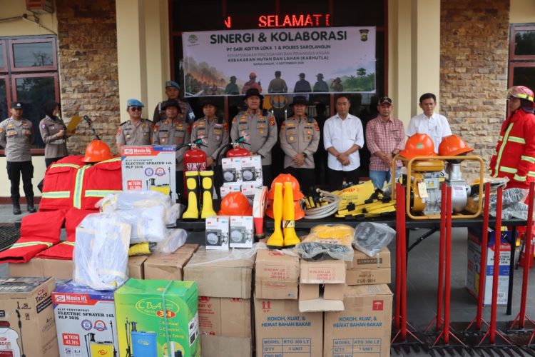 PT SAL dan Polres Sarolangun Perkuat Sinergi Kesiapsiagaan Karhutla   Sarolangun,Bacajambi.id  Dalam upaya meningkatkan kesiapsiagaan menghadapi potensi kebakaran hutan dan lahan (karhutla), PT Sari Aditya Loka 1 (PT SAL) bersama Polres Sarolangun menggelar kegiatan sinergi dan kolaborasi pencegahan serta penanggulangan karhutla.   Kegiatan tersebut berlangsung pada Selasa (8/9/2026) sekitar pukul 11.40 WIB di Mapolres Sarolangun dan berjalan aman, tertib, serta kondusif.  Hadir dalam kegiatan itu Kapolres Sarolangun AKBP Wendi Oktariansyah, S.I.K., M.H., Wakapolres Kompol Sumarno Berutu, S.H., Kabag Ops Kompol Angga Luvyanto, M.H., Kasat Samapta AKP Adi Prayitno, S.H., serta jajaran personel Polres Sarolangun. Turut hadir perwakilan manajemen PT SAL, di antaranya PP CDAM Joko Susilo, CDAM Anggit, dan CDO Slamet Riyadi, serta insan pers.   Kapolres Sarolangun AKBP Wendi Oktariansyah dalam sambutannya menegaskan bahwa penanganan karhutla tidak dapat dibebankan hanya kepada pemerintah dan kepolisian, melainkan membutuhkan peran aktif seluruh elemen, termasuk dunia usaha.   “Penanganan karhutla bukan hanya tugas kepolisian atau pemerintah, tetapi membutuhkan keterlibatan masyarakat dan sektor swasta. Kami mengapresiasi dukungan PT SAL yang telah berkontribusi nyata dalam upaya pencegahan dan penanggulangan karhutla,” ujarnya. Sebagai bentuk dukungan, PT SAL menyerahkan sejumlah peralatan pemadam kebakaran kepada Polres Sarolangun. Bantuan tersebut meliputi baju pemadam, helm visor, sarung tangan, sepatu boot, pompa punggung, garu, masker, pompa Robin, fire hose, servo dry chemical powder, alat penyemprot elektrik, hingga peralatan pendukung lainnya.   Perwakilan manajemen PT SAL, Joko Susilo, menyampaikan bahwa bantuan tersebut merupakan komitmen perusahaan dalam mendukung kesiapsiagaan menghadapi karhutla di wilayah operasional maupun sekitar.   Ia juga menegaskan bahwa sinergi dengan Polres Sarolangun akan terus diperkuat, tidak hanya dalam penanganan karhutla, tetapi juga dalam mendukung keamanan dan pelayanan kepada masyarakat. Penyerahan peralatan ini diharapkan mampu meningkatkan kesiapan personel di lapangan dalam menghadapi potensi kebakaran hutan dan lahan di Kabupaten Sarolangun.   Kolaborasi antara Polres Sarolangun dan PT SAL ini menjadi bukti nyata pentingnya kerja sama lintas sektor dalam menjaga kelestarian lingkungan sekaligus memberikan perlindungan maksimal kepada masyarakat.  (Jtx)