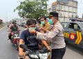 Kapolsek Pelawan Singkut dan Camat Singkut Bagikan Ratusan Masker di Tengah Kabut Asap