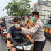 Kapolsek Pelawan Singkut dan Camat Singkut Bagikan Ratusan Masker di Tengah Kabut Asap