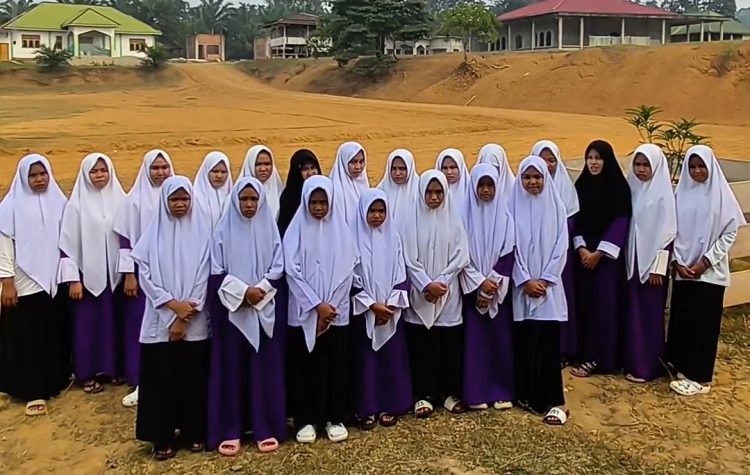 Jalan Pulau Baru–Simpang Renah Medan Diperbaiki, Santri Ponpes KHASS Ucapkan Terima Kasih kepada Bupati