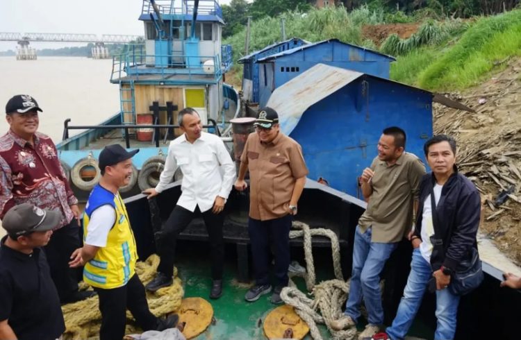 Ketua DPRD Kota Jambi Tinjau Abrasi Batanghari, Dorong Pembangunan Turap