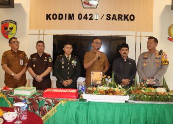 Kapolres Sarolangun dan Forkopimda Beri Kejutan HUT ke-81 TNI, Pererat Sinergitas