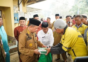 Gubernur Al Haris Salurkan 200 Paket Sembako dan Masker untuk Warga Terdampak Karhutla di Bungo