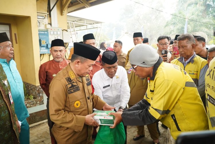 Gubernur Al Haris Salurkan 200 Paket Sembako dan Masker untuk Warga Terdampak Karhutla di Bungo