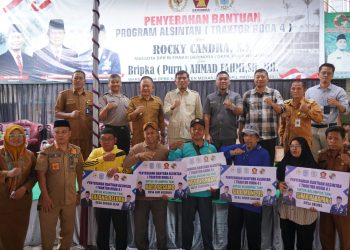 5 Kelompok Tani di Merangin Terima Bantuan Traktor dari Rocky Candra
