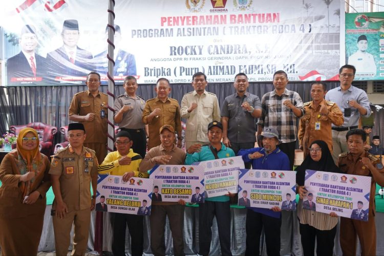 5 Kelompok Tani di Merangin Terima Bantuan Traktor dari Rocky Candra