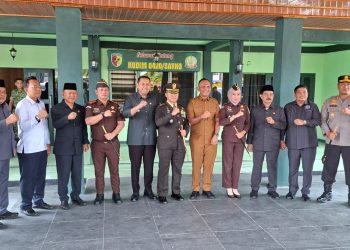 Penuh Keakraban, Bupati Syukur dan Hurmin Hadiri Peringatan HUT TNI ke-81